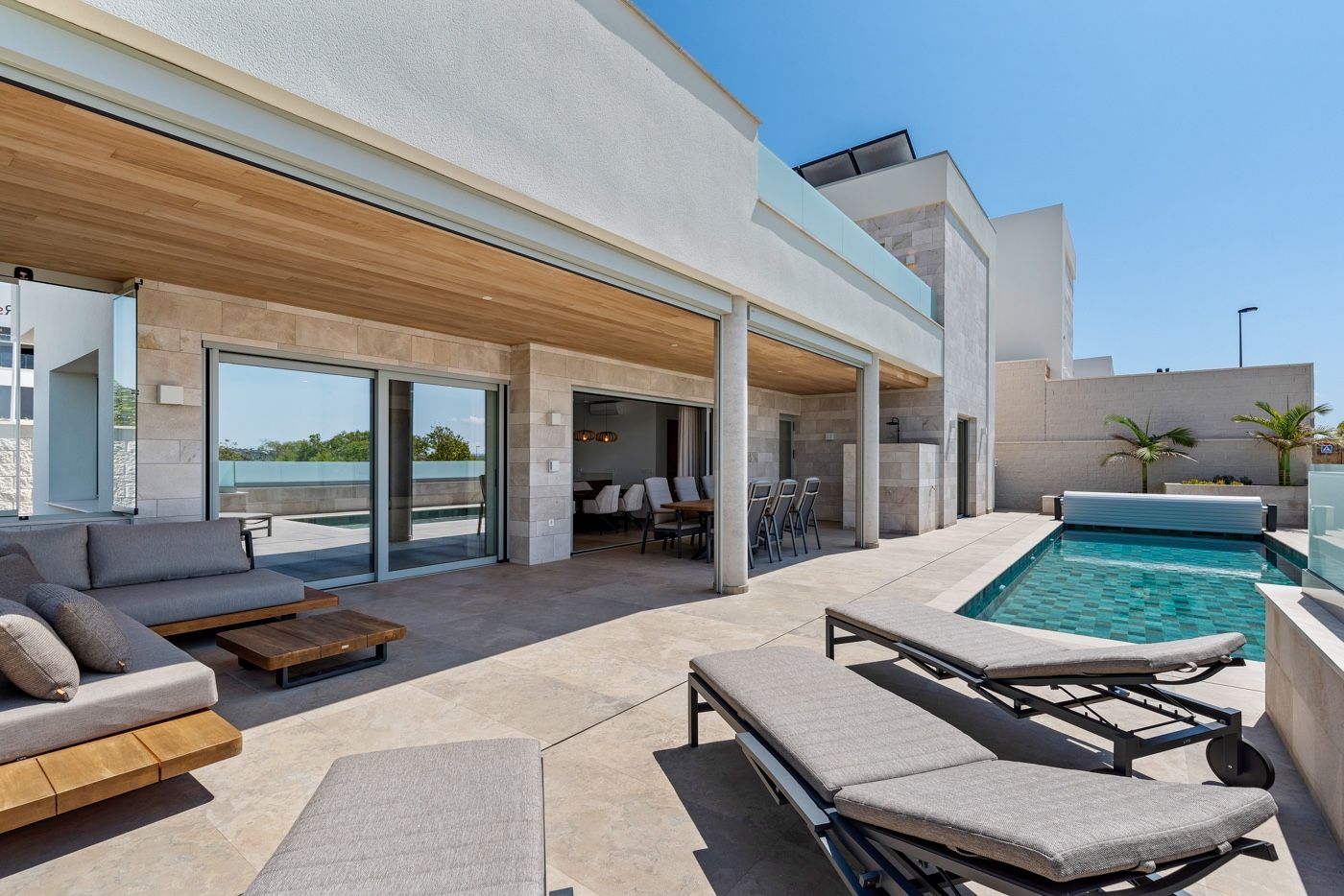 Luxe villa met buitenzwembad en terras