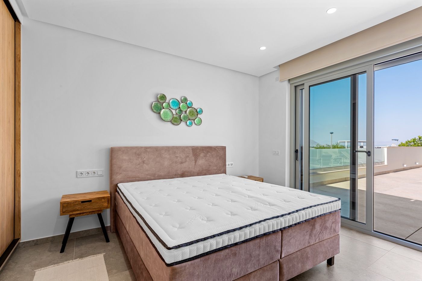 Moderne slaapkamer met toegang tot terras en kingsize bed