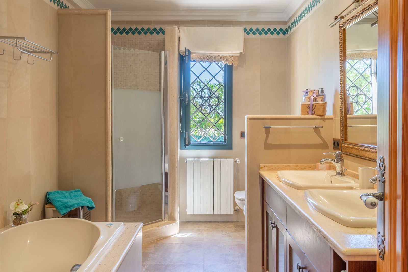 Lichte badkamer met dubbele wastafel en inloopdouche