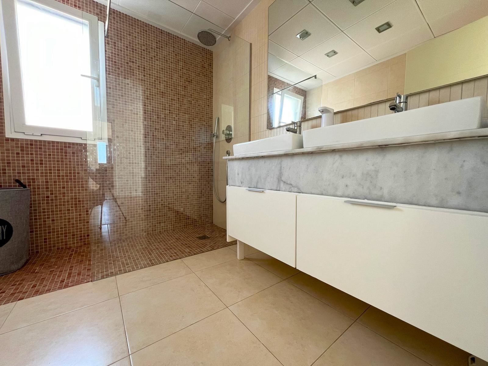 Moderne badkamer met inloopdouche en dubbele wastafel