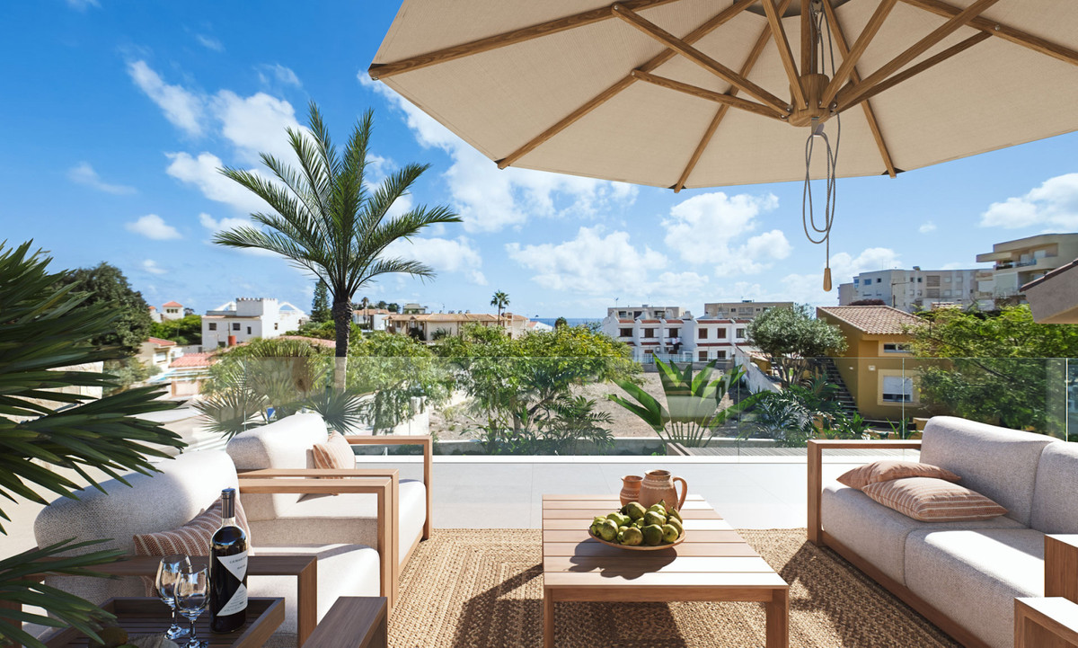 Balkon met buitenmeubilair en uitzicht op de omgeving