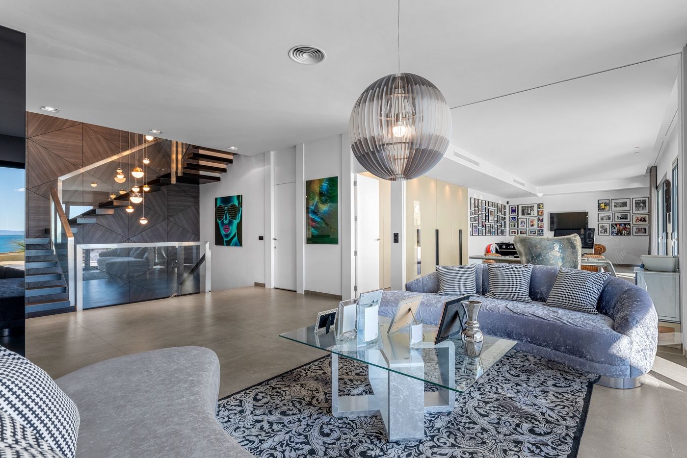 Moderne luxe woonkamer met design elementen en stijlvolle inrichting