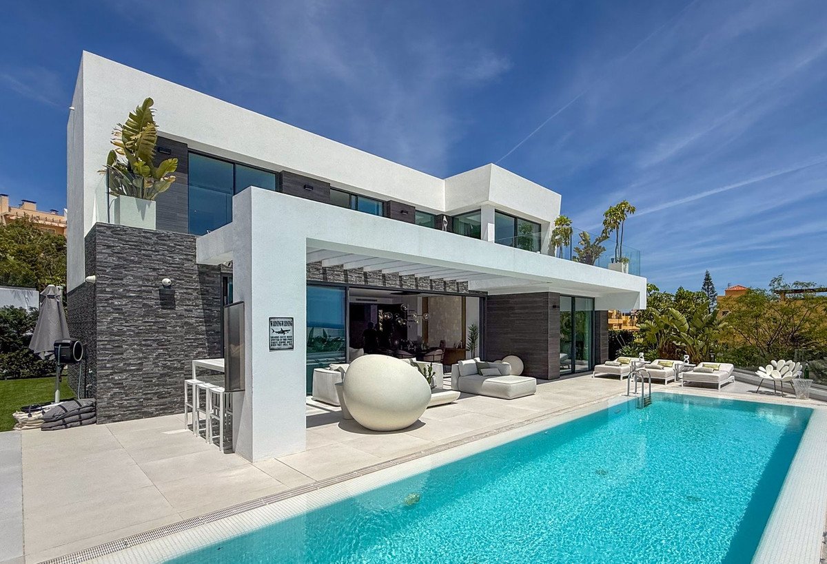 5 Bed Detached Villa in Cabopino in Cabopino — Detached Villa