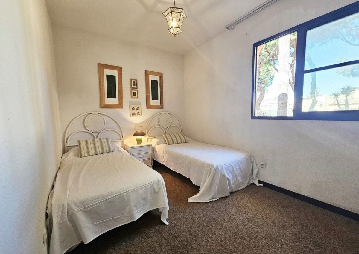 2 Bed Top Floor Apartment in Calahonda في Calahonda — شقة