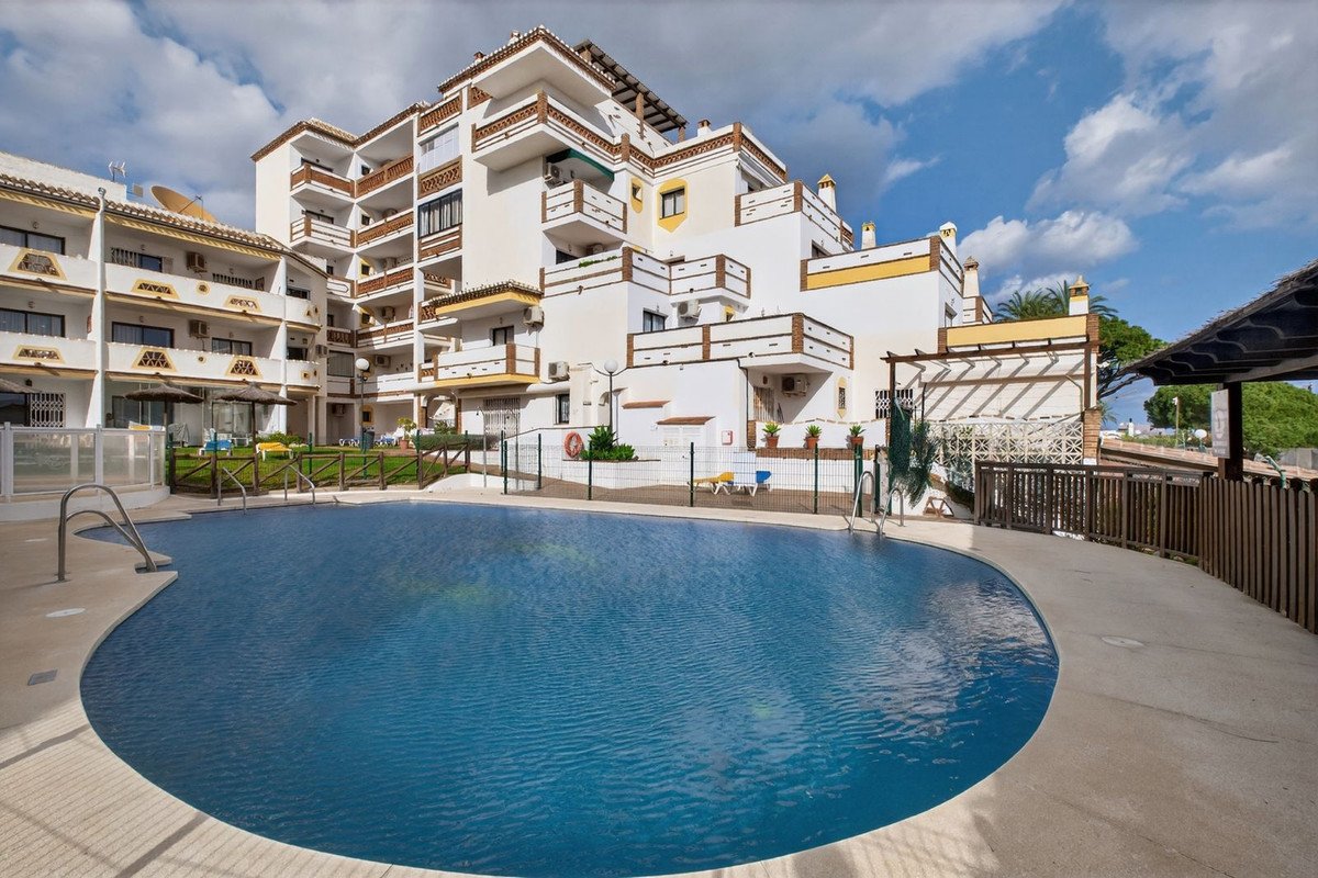 2 Bed Top Floor Apartment in Calahonda في Calahonda — شقة