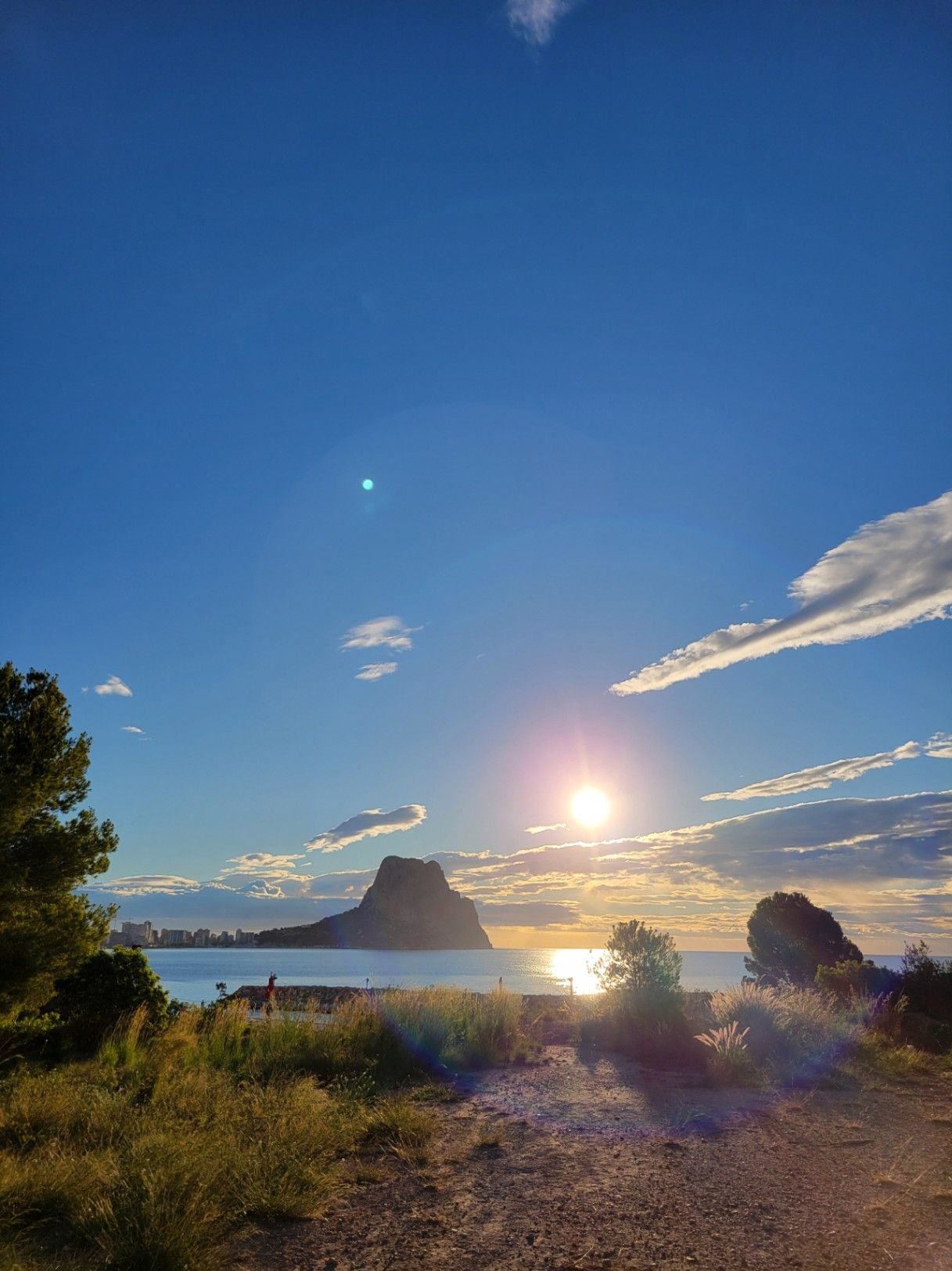 Uitzicht op de kustlijn van Calpe met Peñon de Ifach bij zonsondergang.