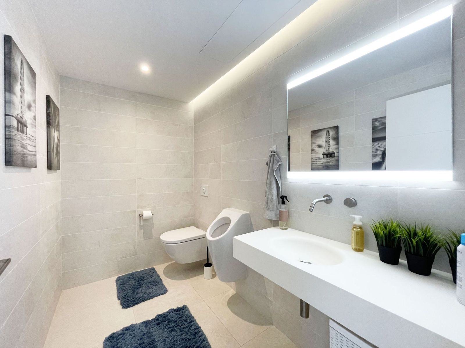 Moderne badkamer met strak design en witte wastafel