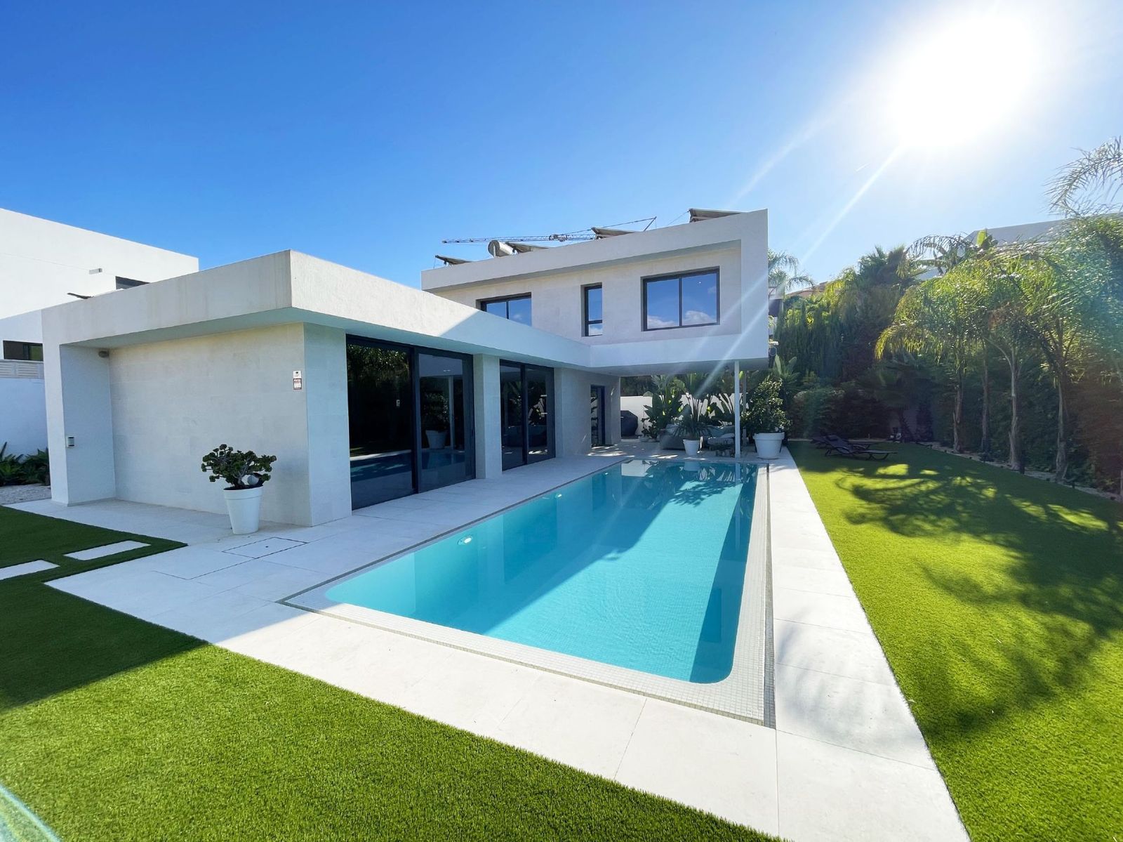 Moderne villa met zwembad en tuin in de zon