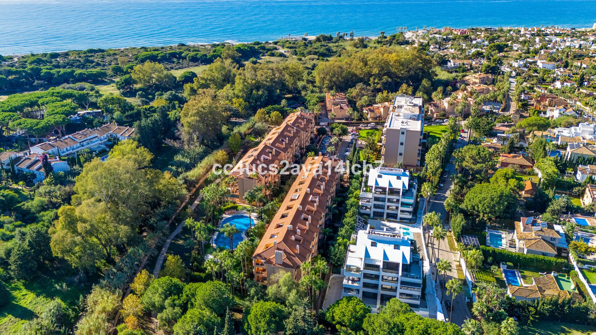 Luchtfoto van luxe appartementencomplex met zwembad en groene omgeving