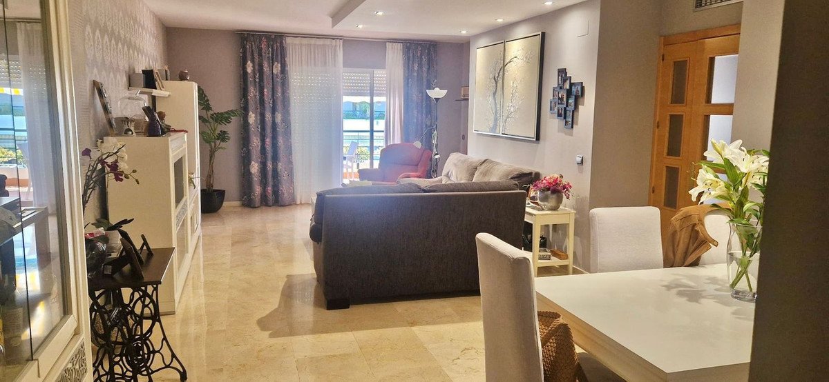 3 Bed شقة في الطابق الأوسط in Marbella في Marbella, شقة