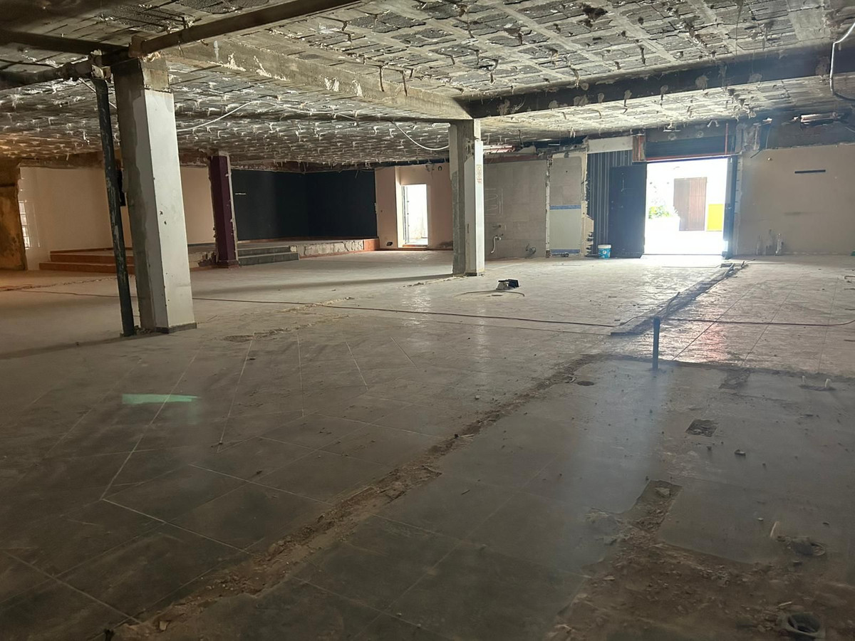 1 Bed Commercial Premises in Marbella في Marbella, محل تجاري