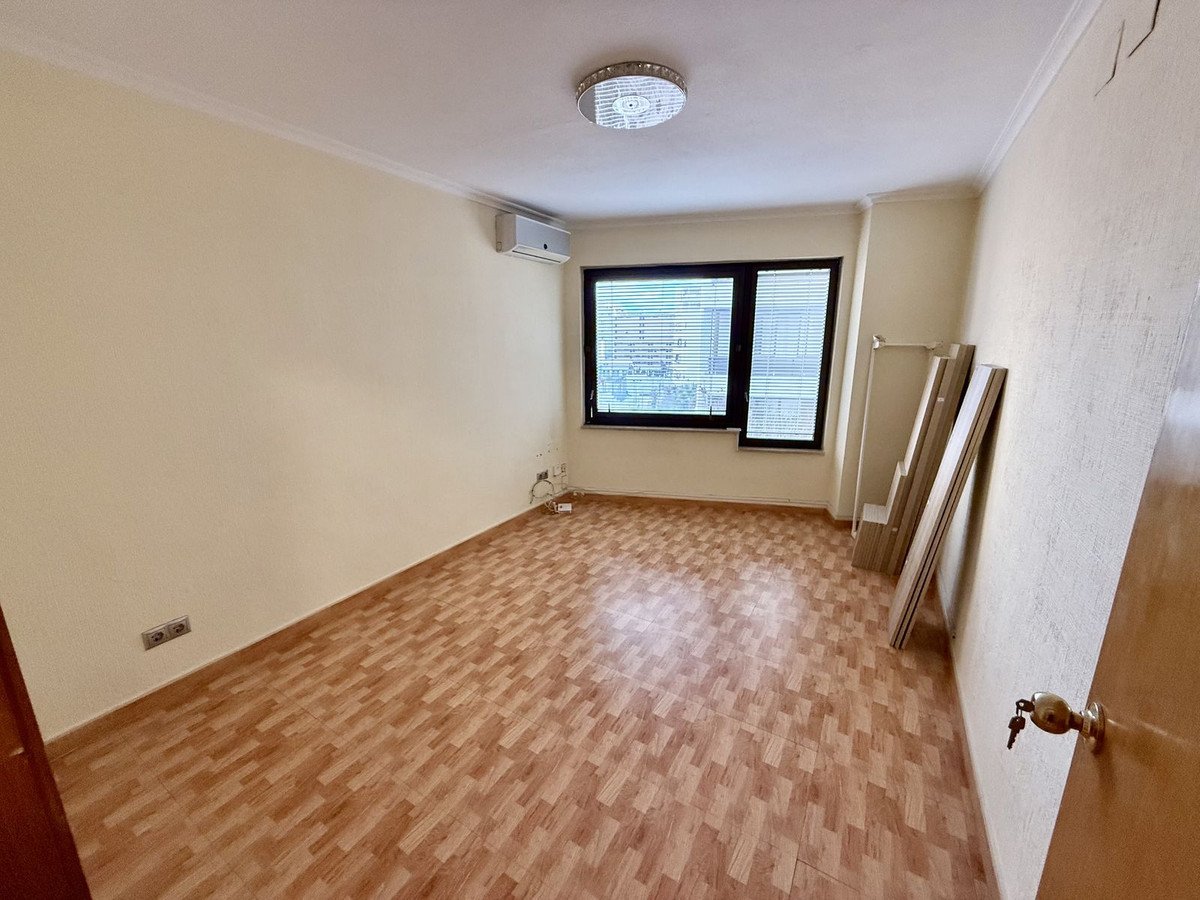 3 Bed Office in Marbella في Marbella, مكتب