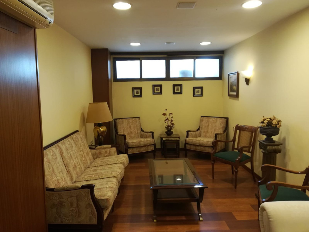 5 Bed Commercial Premises in Marbella في Marbella, مساحة تجارية