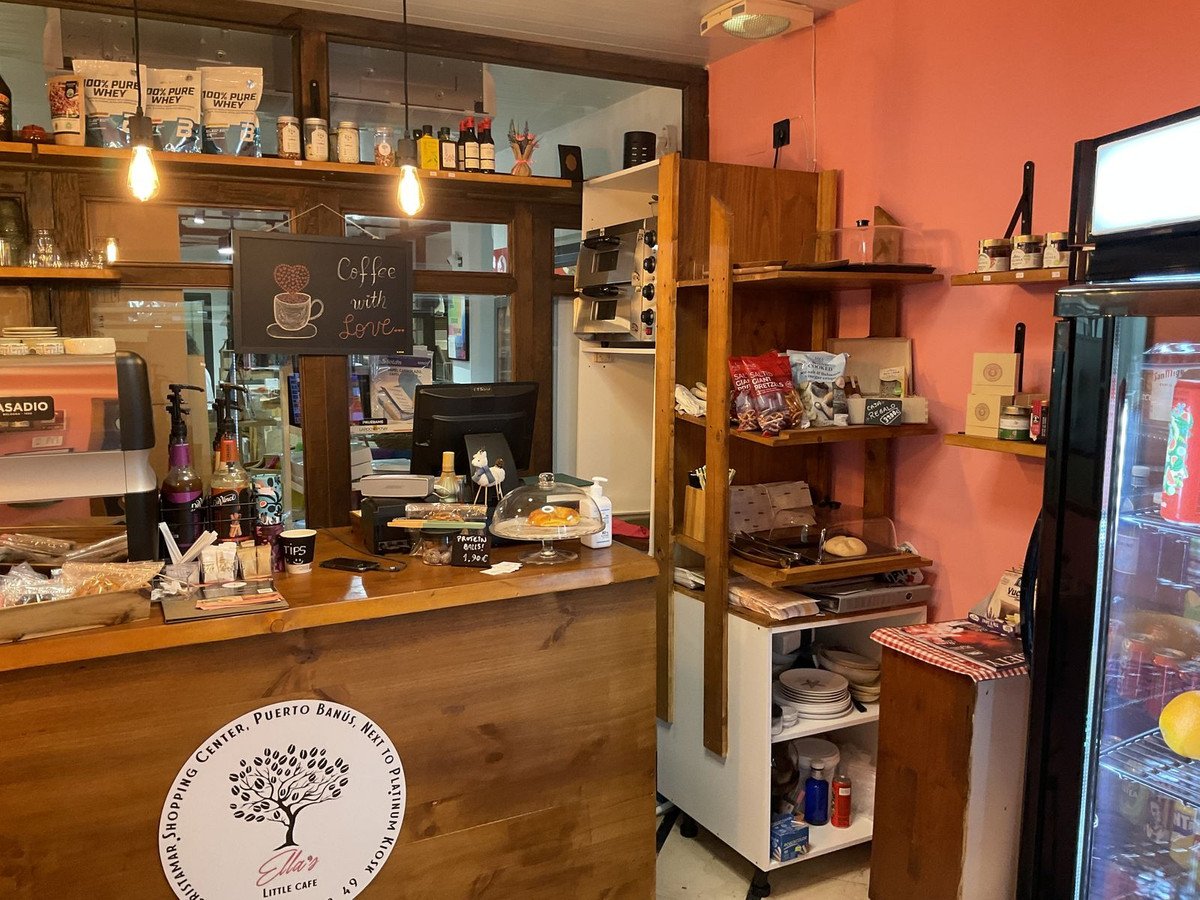 Café in Marbella في Marbella, مقهى