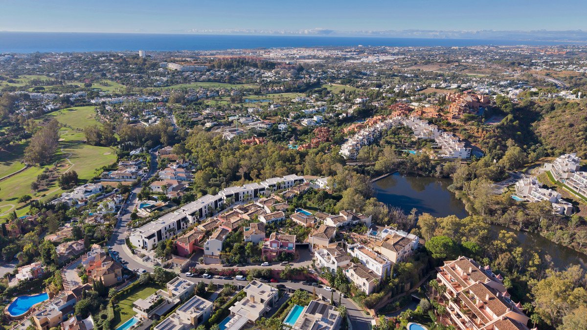 5 Bed Rijtjeshuis in Marbella in Marbella, Rijtjeshuis