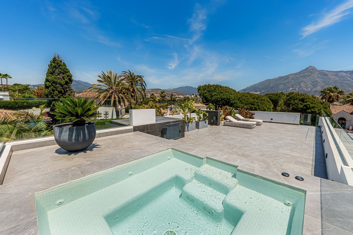 4 Bed فيلا مستقلة in Marbella في Nueva Andalucía, فيلا منفصلة