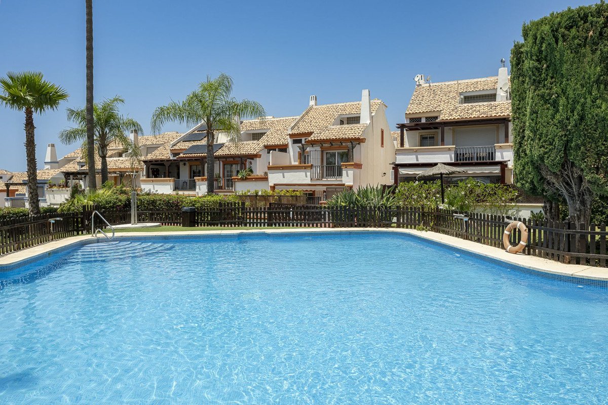 4 Bed منزل شبه منفصل in Marbella في Marbella, منزل شبه منفصل