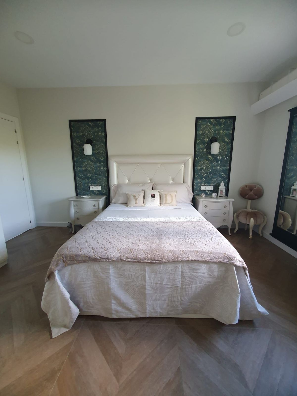 Elegante slaapkamer met luxe bed en nachtkastjes