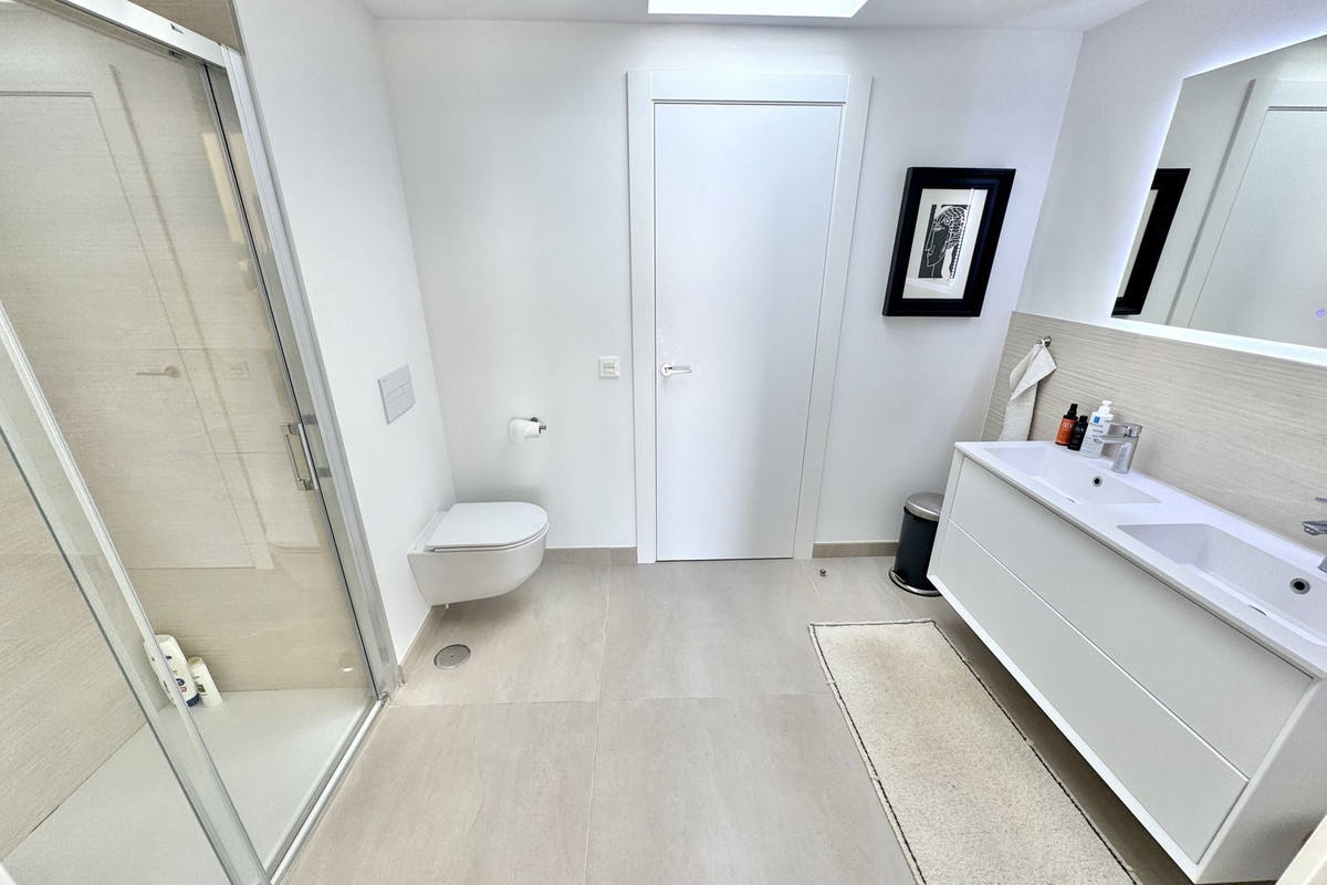 Moderne badkamer met strak design en inloopdouche