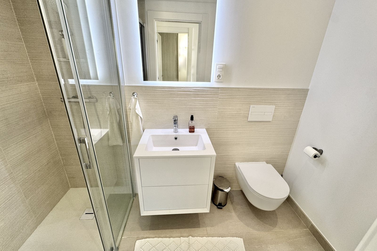 Moderne badkamer met douchecabine, wastafel en toilet