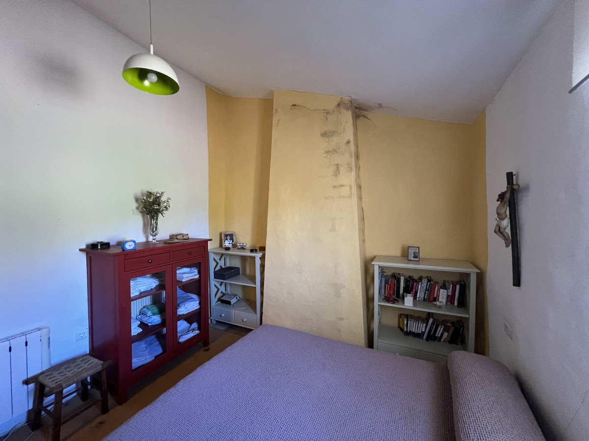 Slaapkamer met paars beddengoed en rustieke details