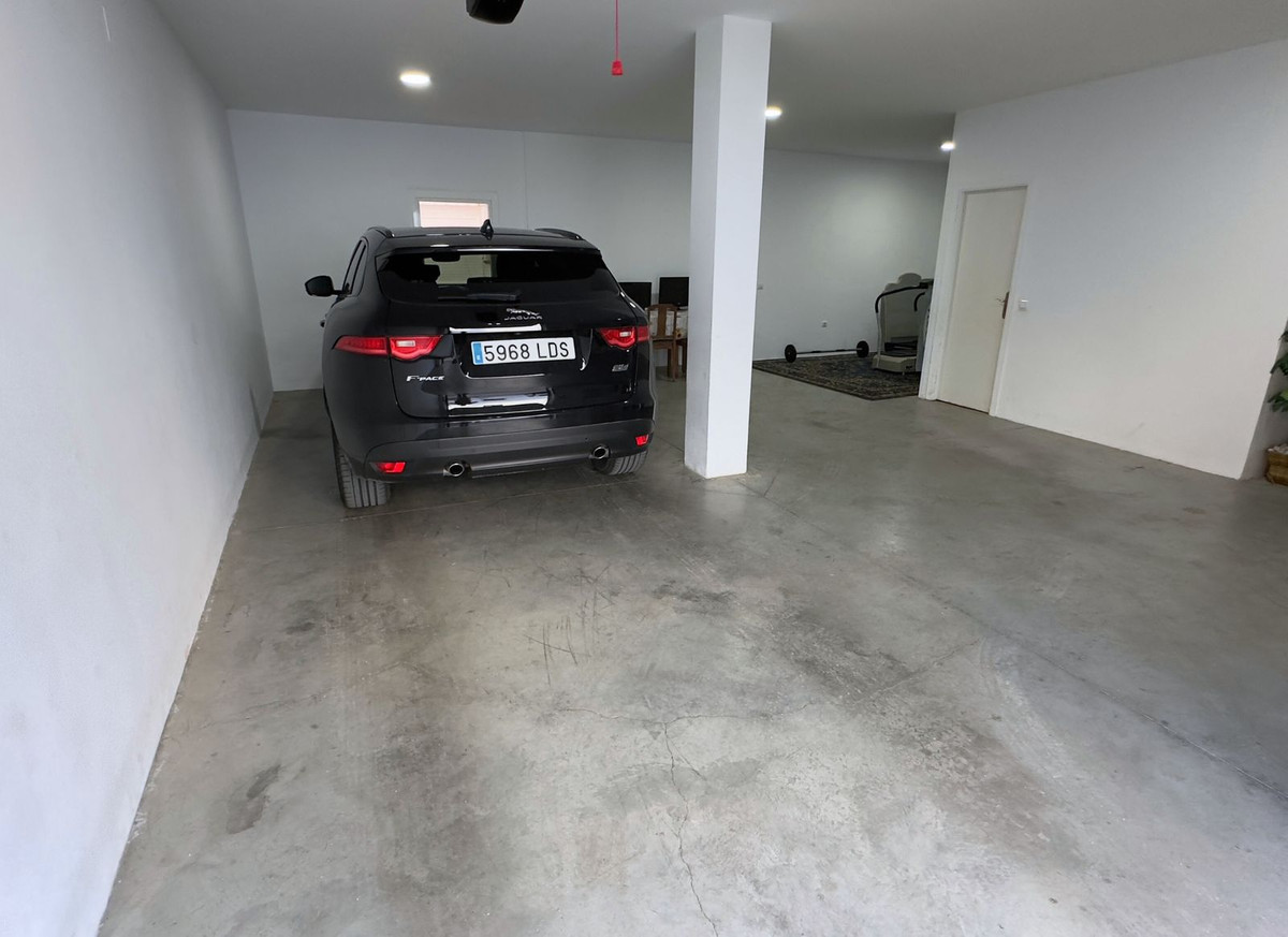 Zwarte Jaguar F-Pace geparkeerd in inpandige garage