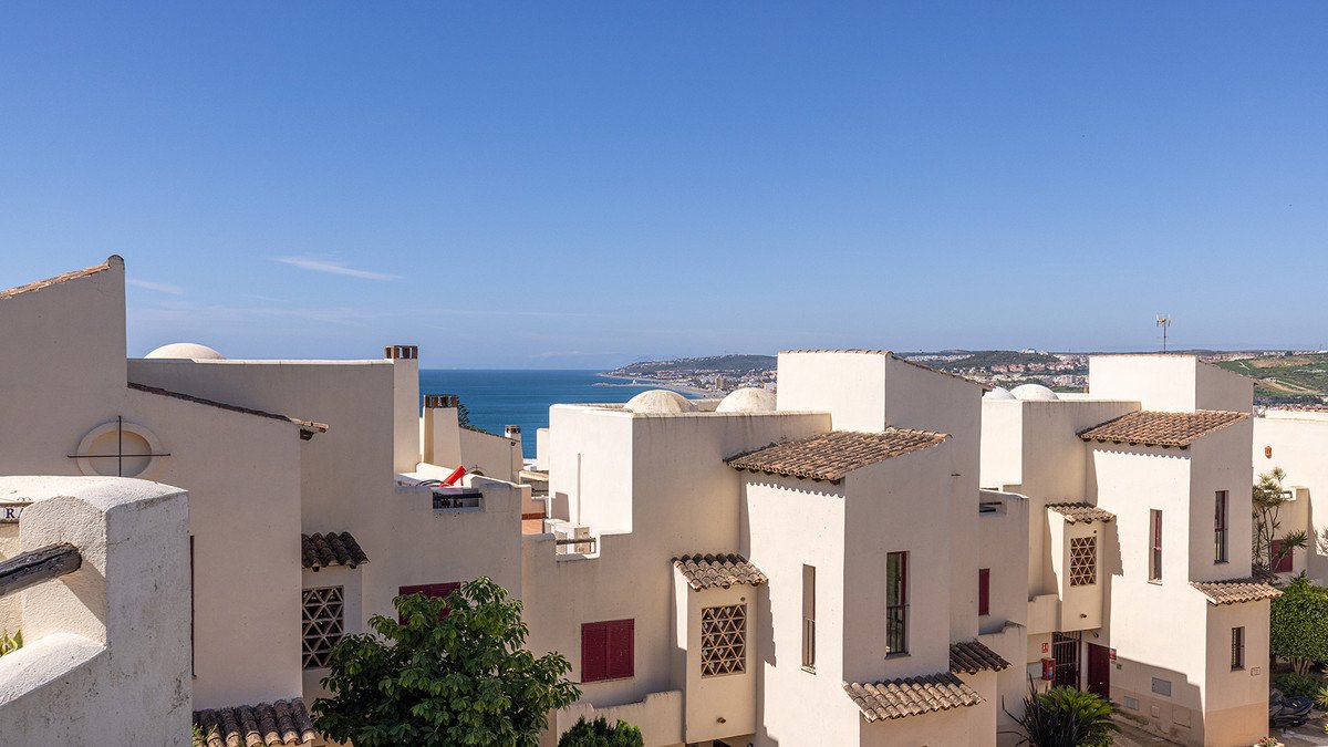 2 Bed Middle Floor Apartment in Casares in Casares, Apartment