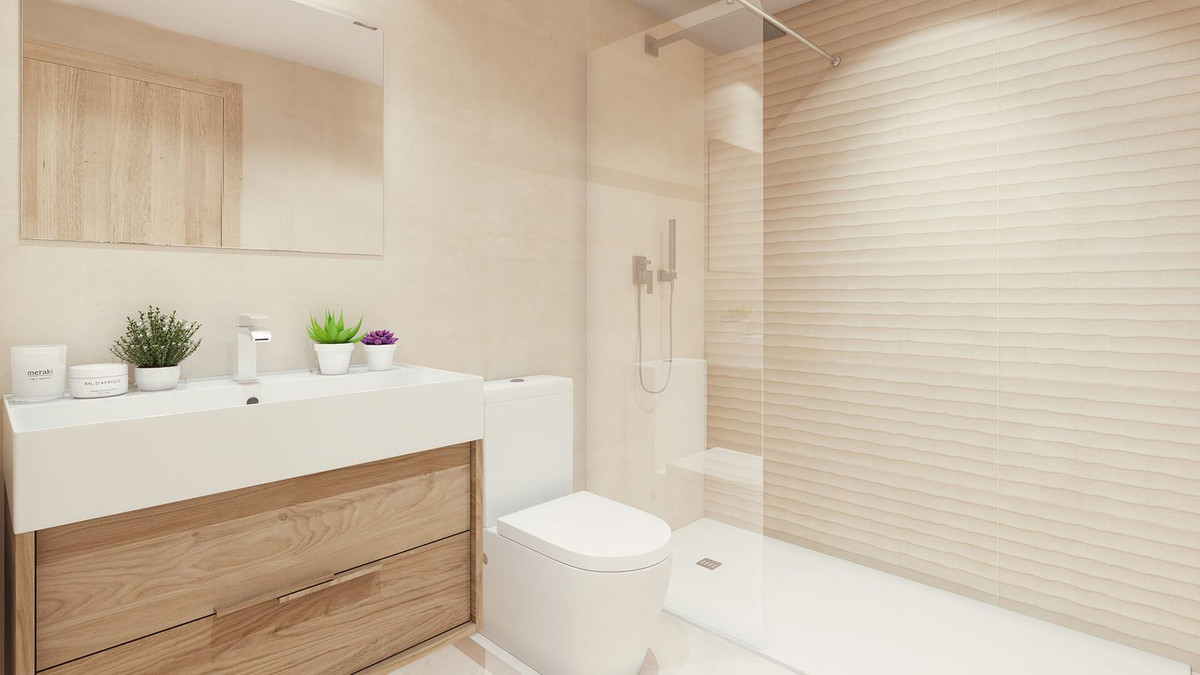 Moderne badkamer met neutrale kleuren en inloopdouche