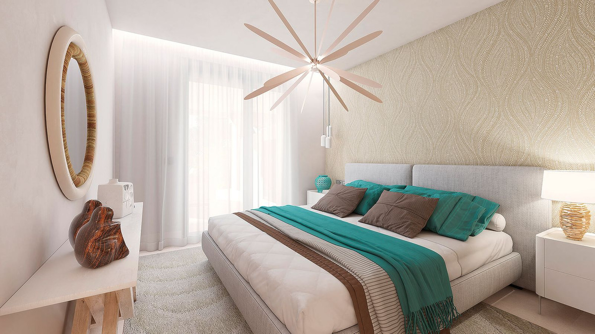 Moderne slaapkamer met turkoois accenten en een unieke plafondventilator in Solemar.