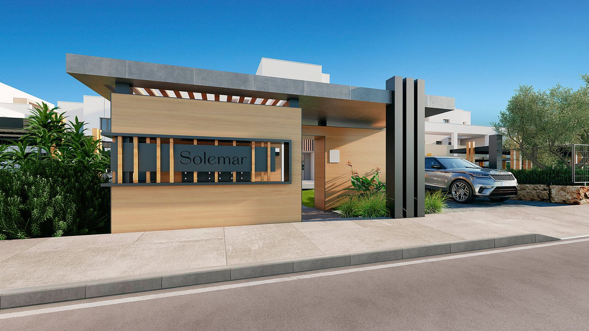 Impressie van de ingang van Solemar met de naam en een auto.