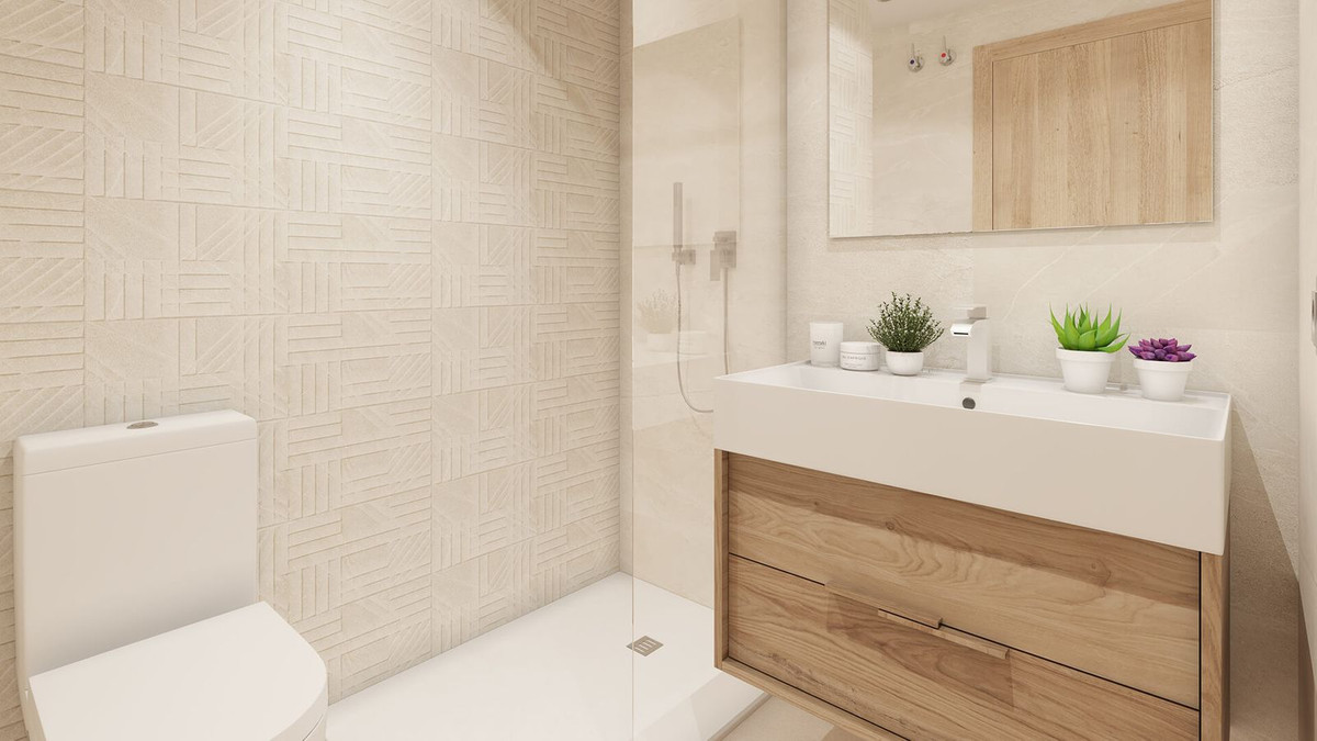 Moderne badkamer met douche, toilet en houten wastafelmeubel.