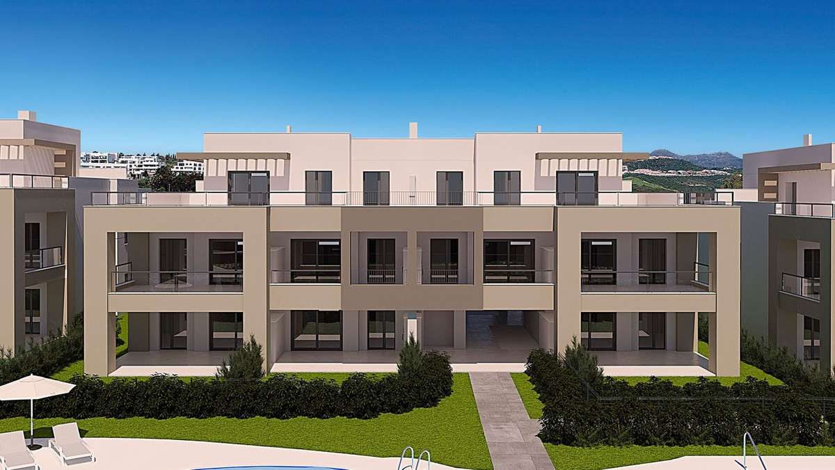 Exterieur aanzicht van Solemar appartementen met zwembad en tuin.