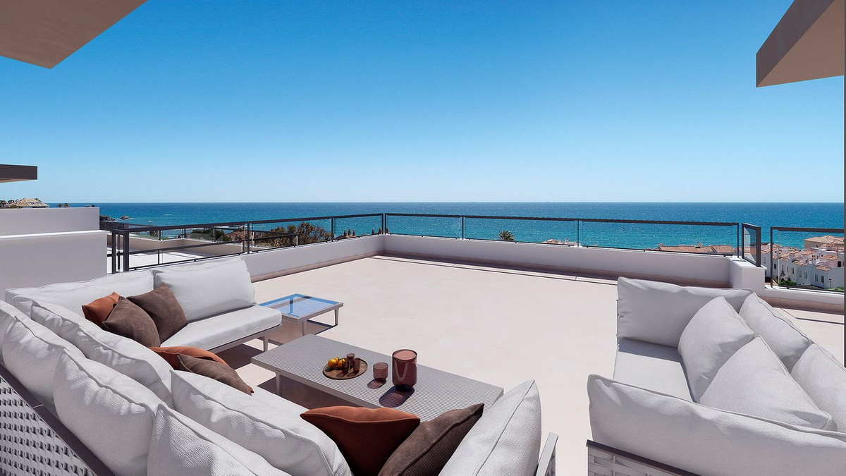 Solemar terras met prachtig uitzicht op zee en comfortabele loungebanken.