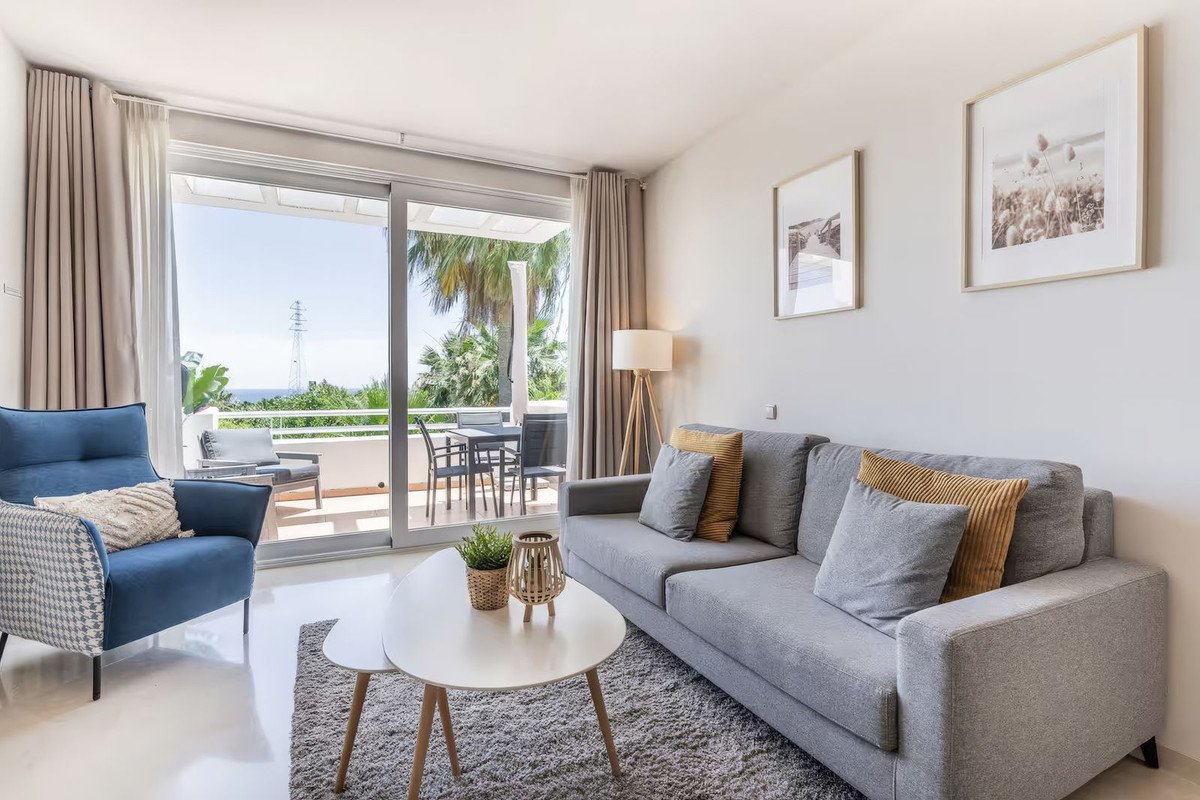 2 Bed Tussenverdieping Appartement in Estepona in Casares Playa, Appartement
