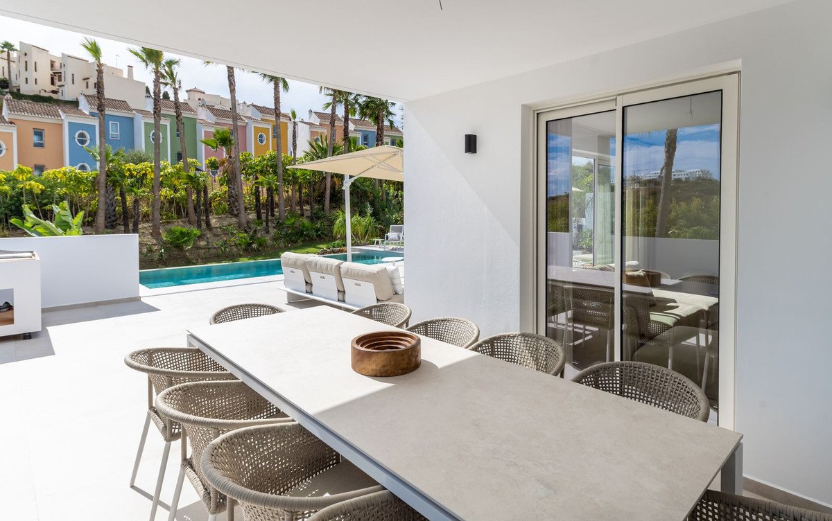 4 Bed فيلا مستقلة in Casares Playa في Casares Playa, فيلا منفصلة