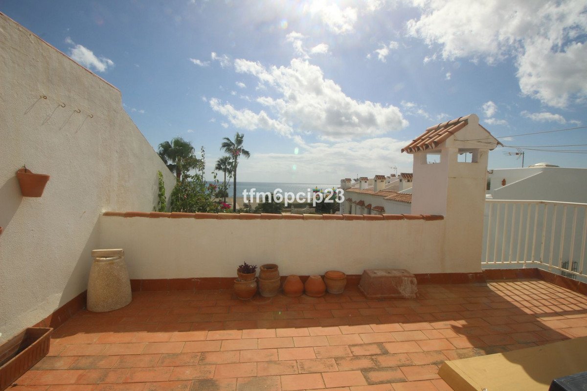 4 Bed Doppelhaushälfte in Casares Playa in Casares Playa, 