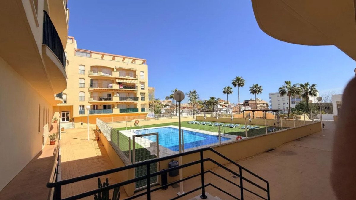 2 Bed شقة في الطابق الأوسط in Casares في Casares, 