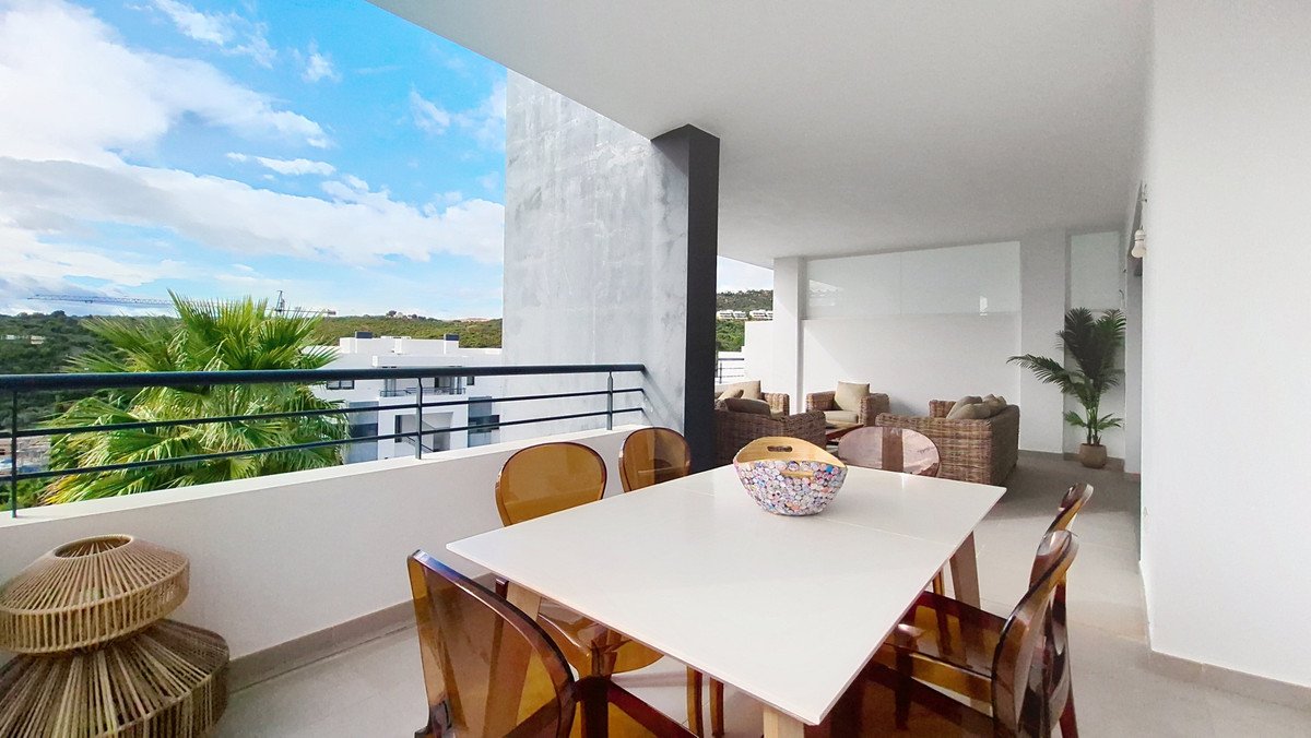 3 Bed شقة في الطابق الأوسط in Casares في Casares, 