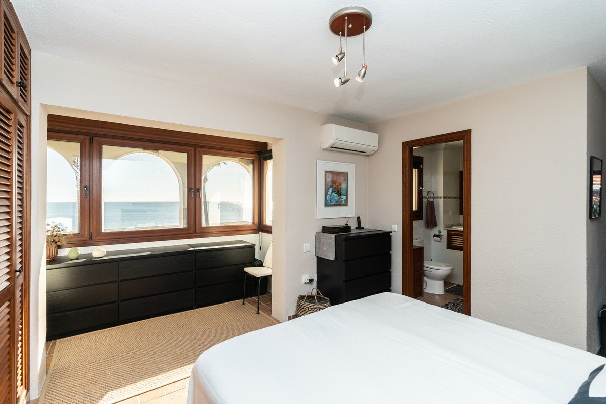 3 Bed بيت مدينة in Casares في Casares, 