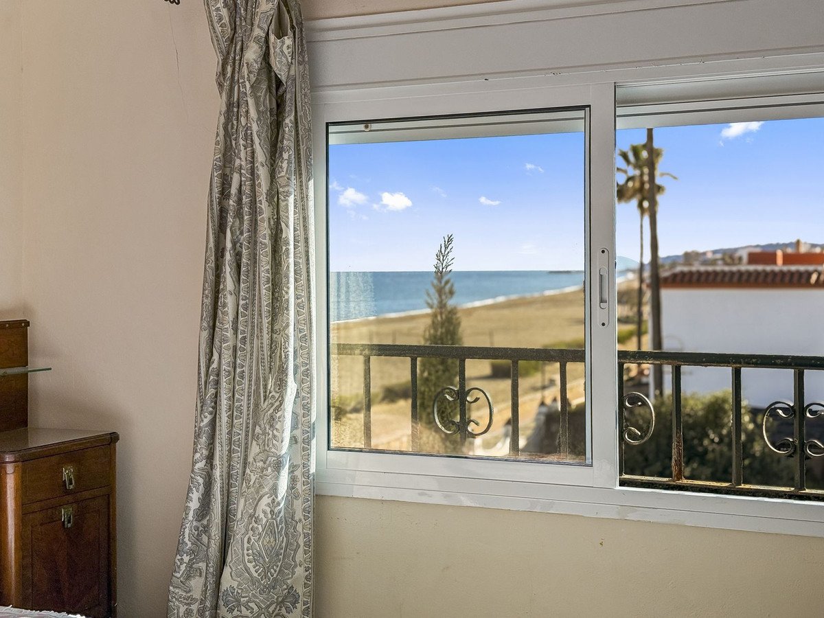 5 Bed بيت مدينة in Casares في Casares, تاون هاوس