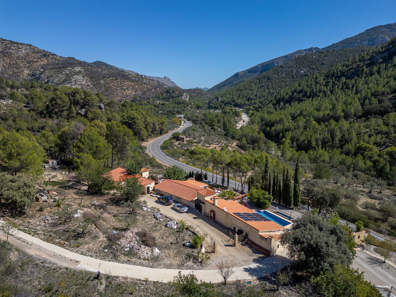 Luchtfoto van villa in de bergen met zwembad