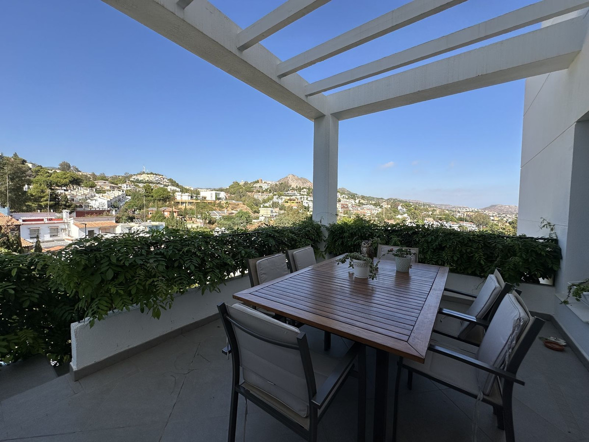 Buitenterras met uitzicht op de stad