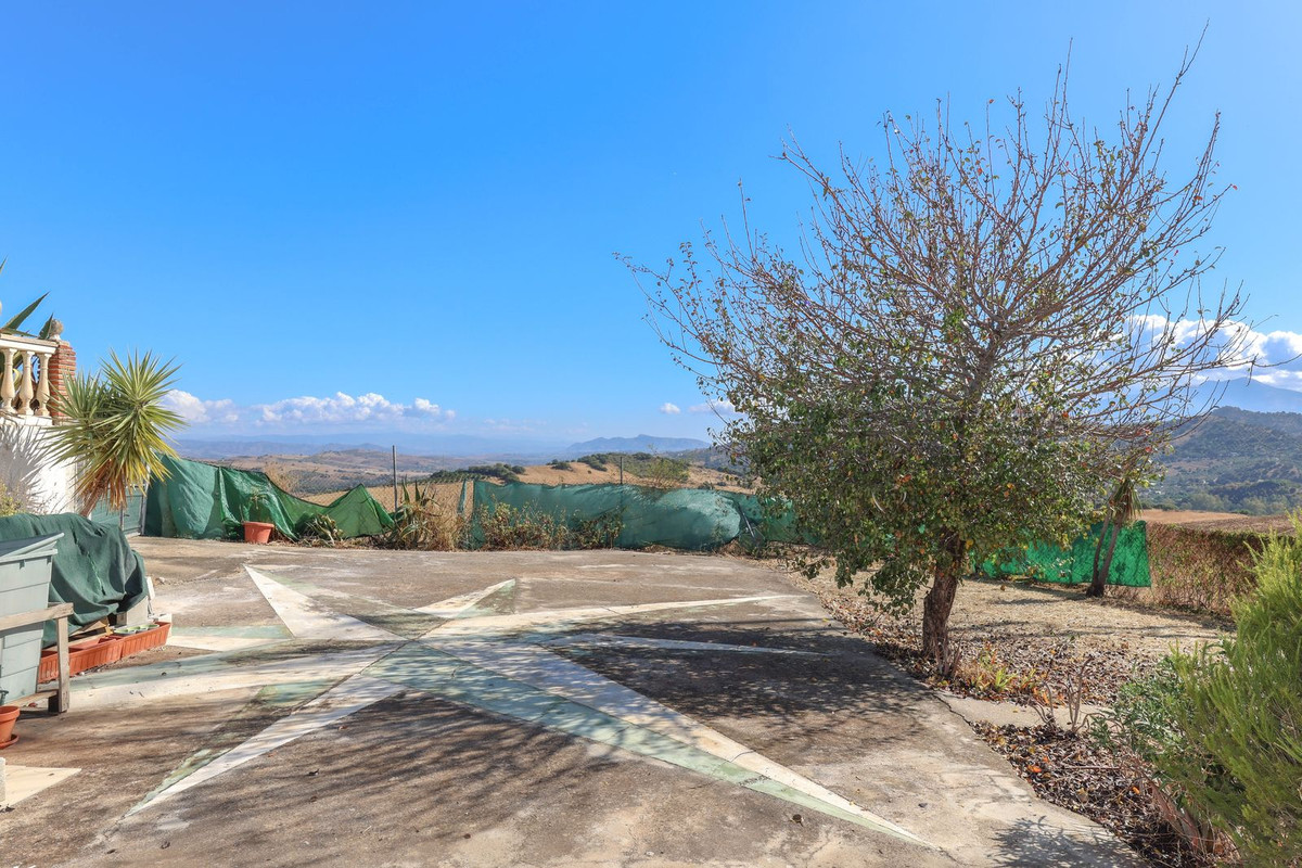 3 Bed فيلا مستقلة in Guaro في Guaro, فيلا منفصلة