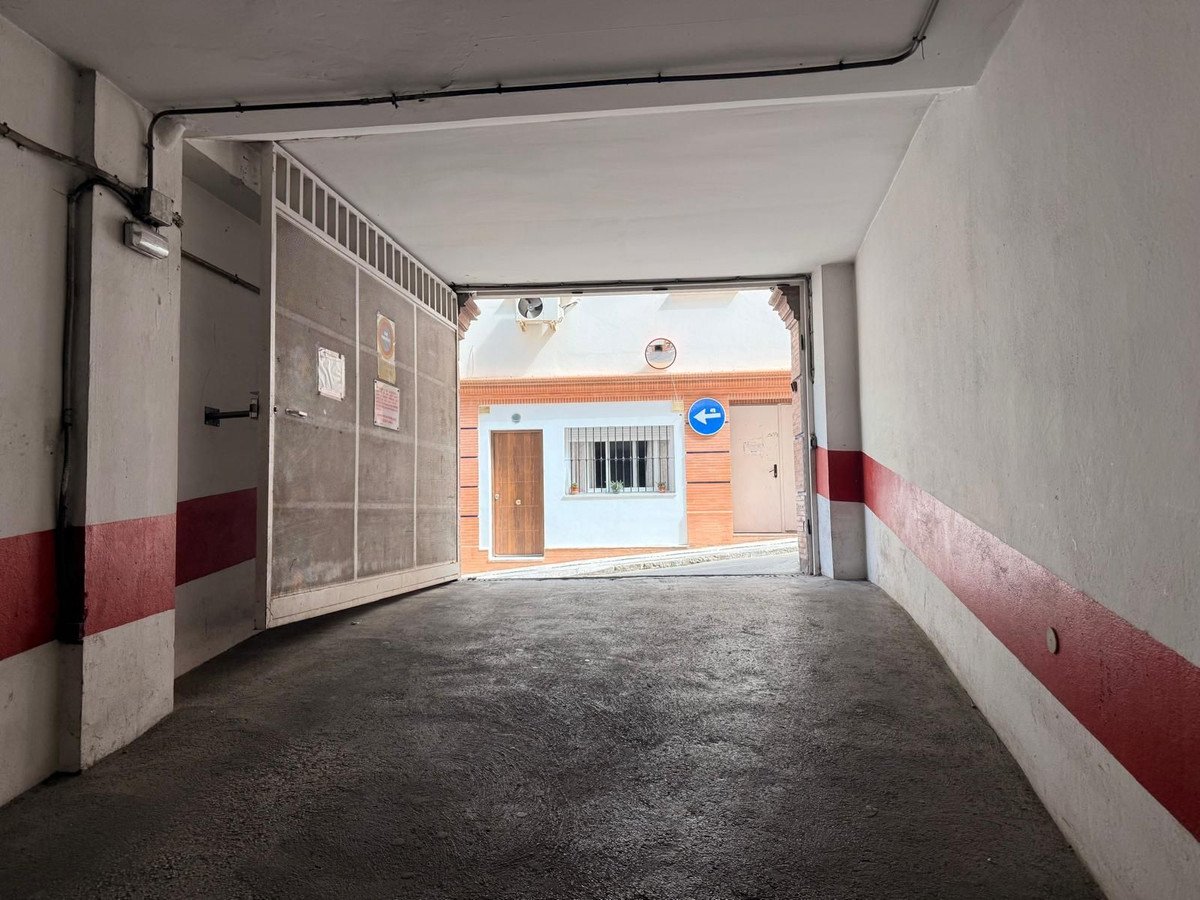 Garage in Coín في Coín, جراج