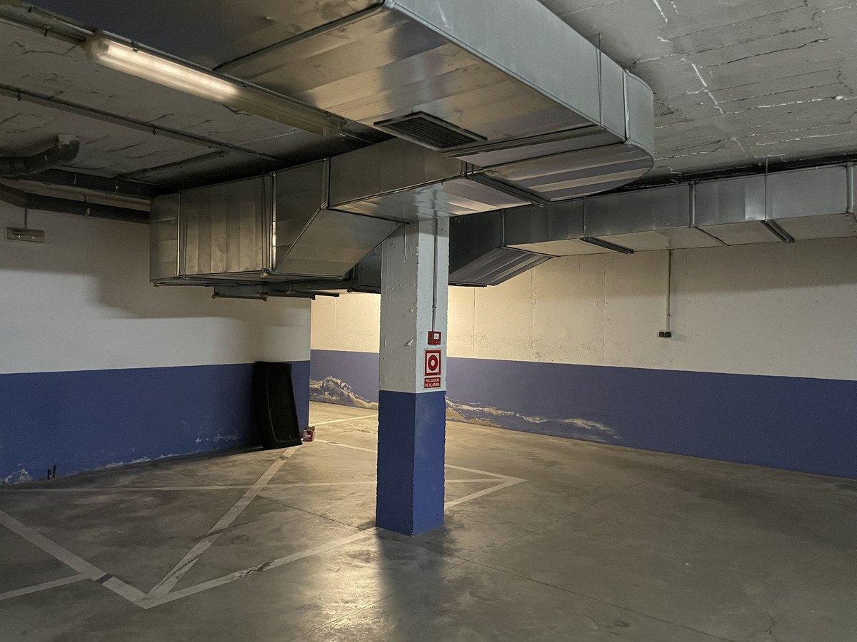 Parking Space in Coín في Coín, موقف سيارات