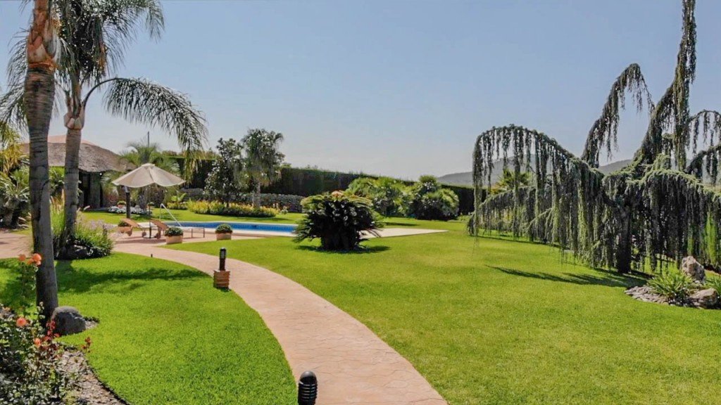 8 Bed مزرعة فينكا in Coín في Coín, فيلا ريفية