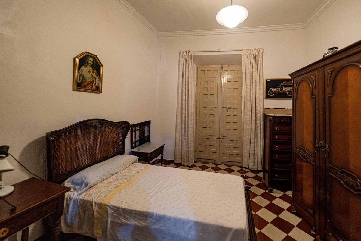 Gezellige slaapkamer met antieke meubels en schilderij