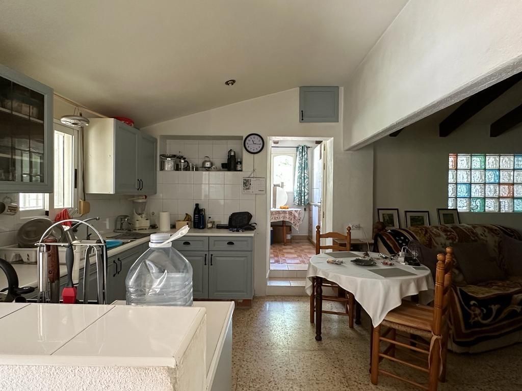 Interieur van een keuken en eetkamer in een huis.