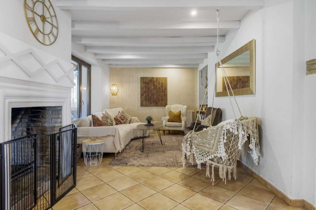 Stijlvolle woonkamer interieur met schommelstoel, open haard en zithoek.