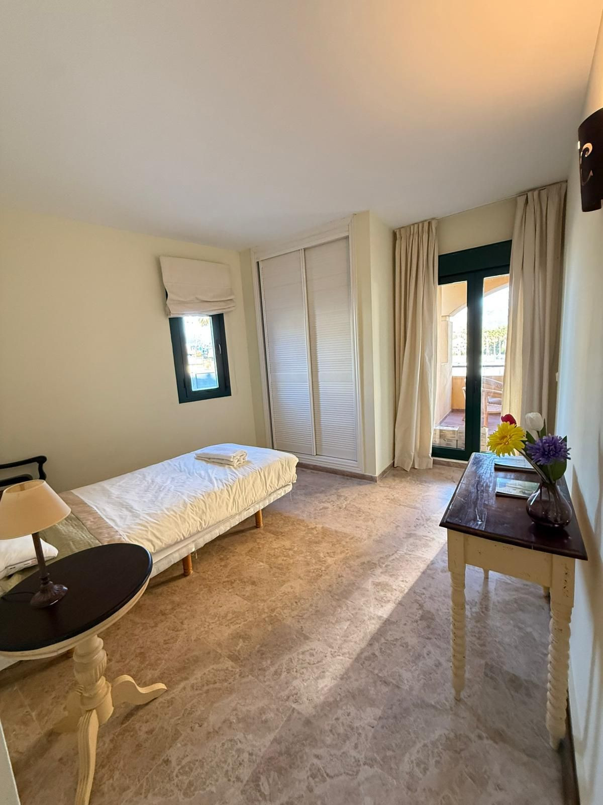 Gezellige slaapkamer met toegang tot balkon.